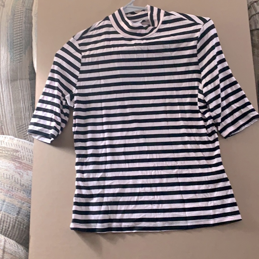 New Women’s medium popsugar top.